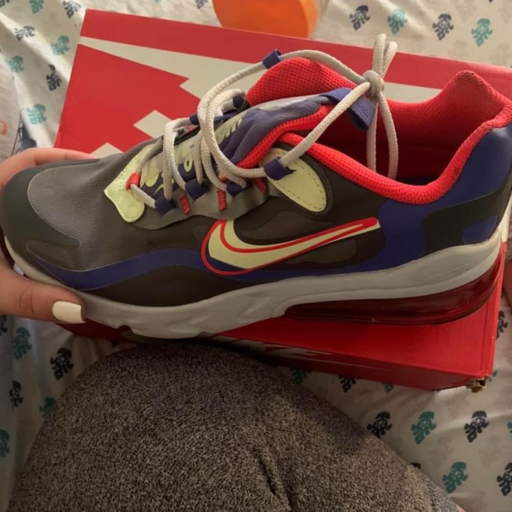 Nike react 270 (like new) comes with the box